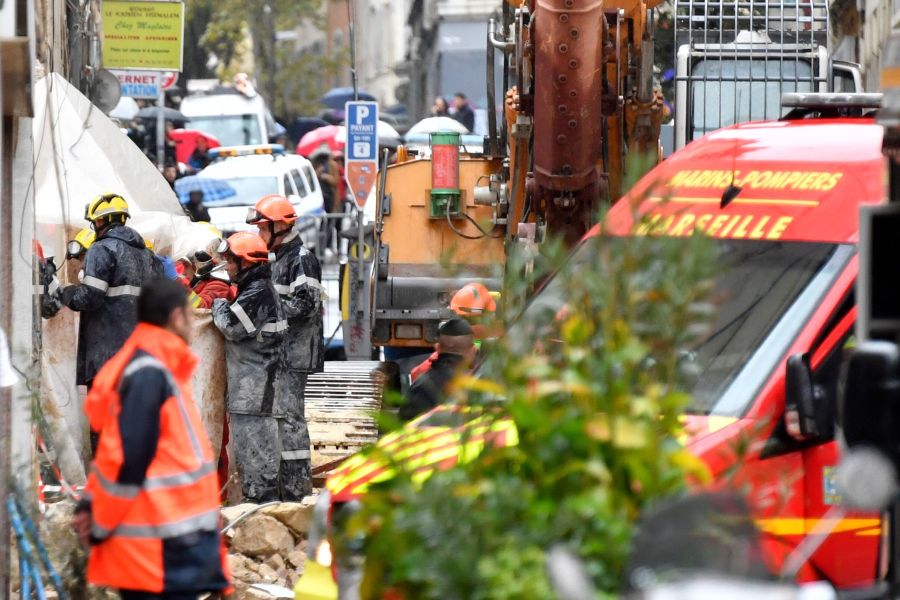 El cadáver de un hombre fue hallado este martes, al día siguiente del derrumbe de dos edificios en Marsella, en el sureste de Francia, y las autoridades temen que hasta ocho personas hayan perdido la vida en esta catástrofe