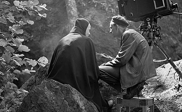 Ingmar Bergman junto a la Muerte (Bengt Ekerot) en el set de 'El séptimo sello' (1957).