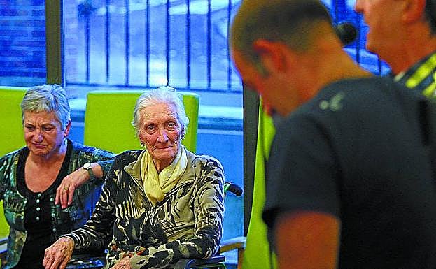 Una mujer observa atentamente la actuación. 