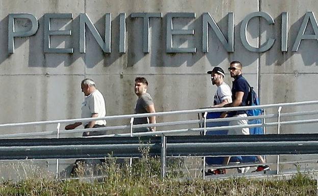 Tres miembros de la Manada abandonan la cárcel de Pamplona tras pagar la fianza.
