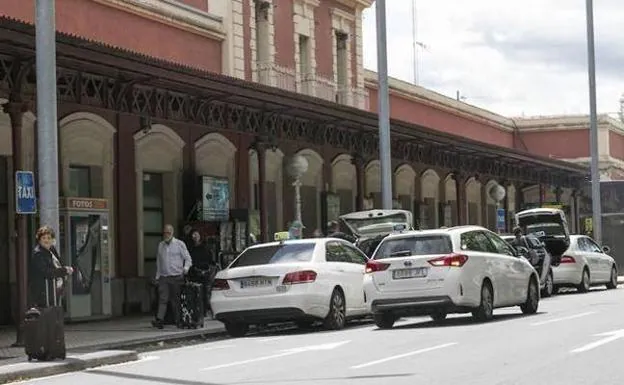Varios taxis, en la estación de trenes de San Sebastián. 
