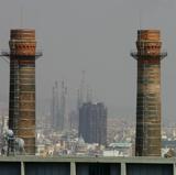 Barcelona, envuelta en una nube tóxica, vista desde Montjuic. 