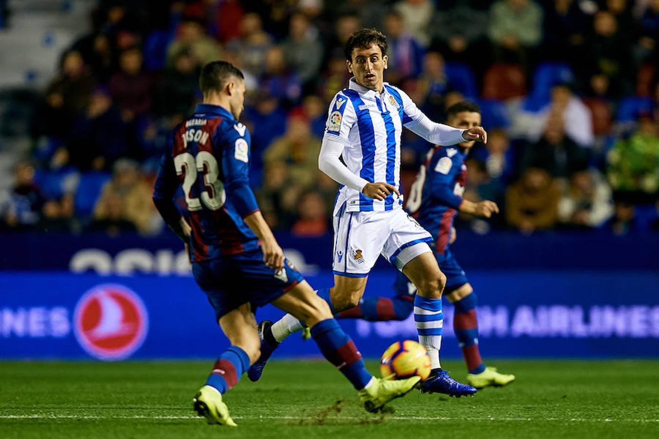 El equipo txuri-urdin juega en el campo del conjunto valencianista