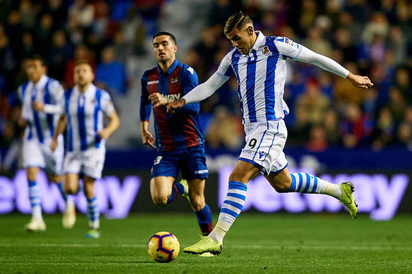 El equipo txuri-urdin juega en el campo del conjunto valencianista