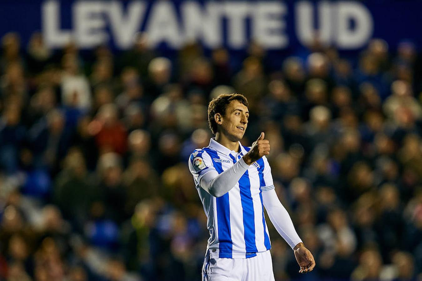 El equipo txuri-urdin juega en el campo del conjunto valencianista