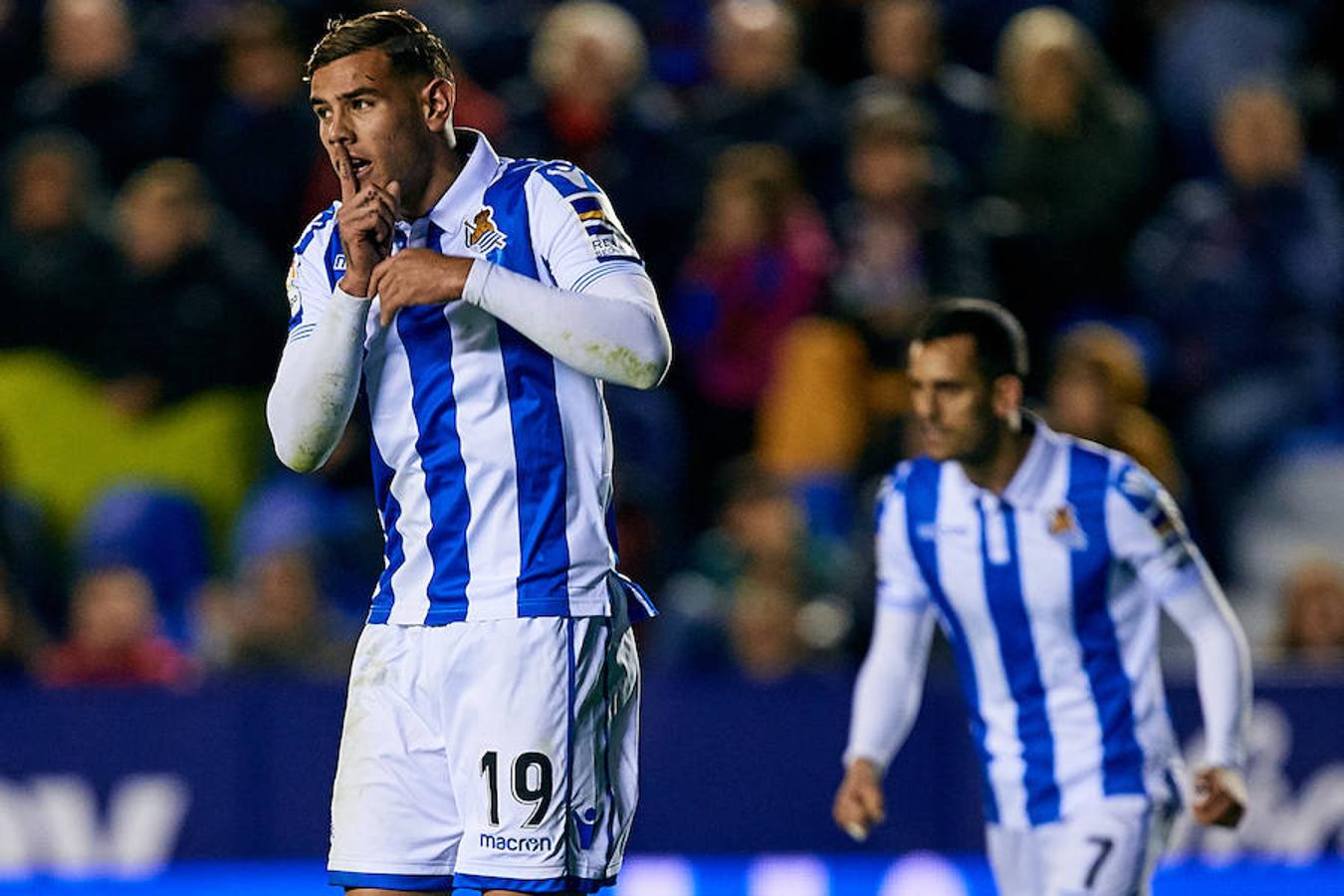 El equipo txuri-urdin juega en el campo del conjunto valencianista