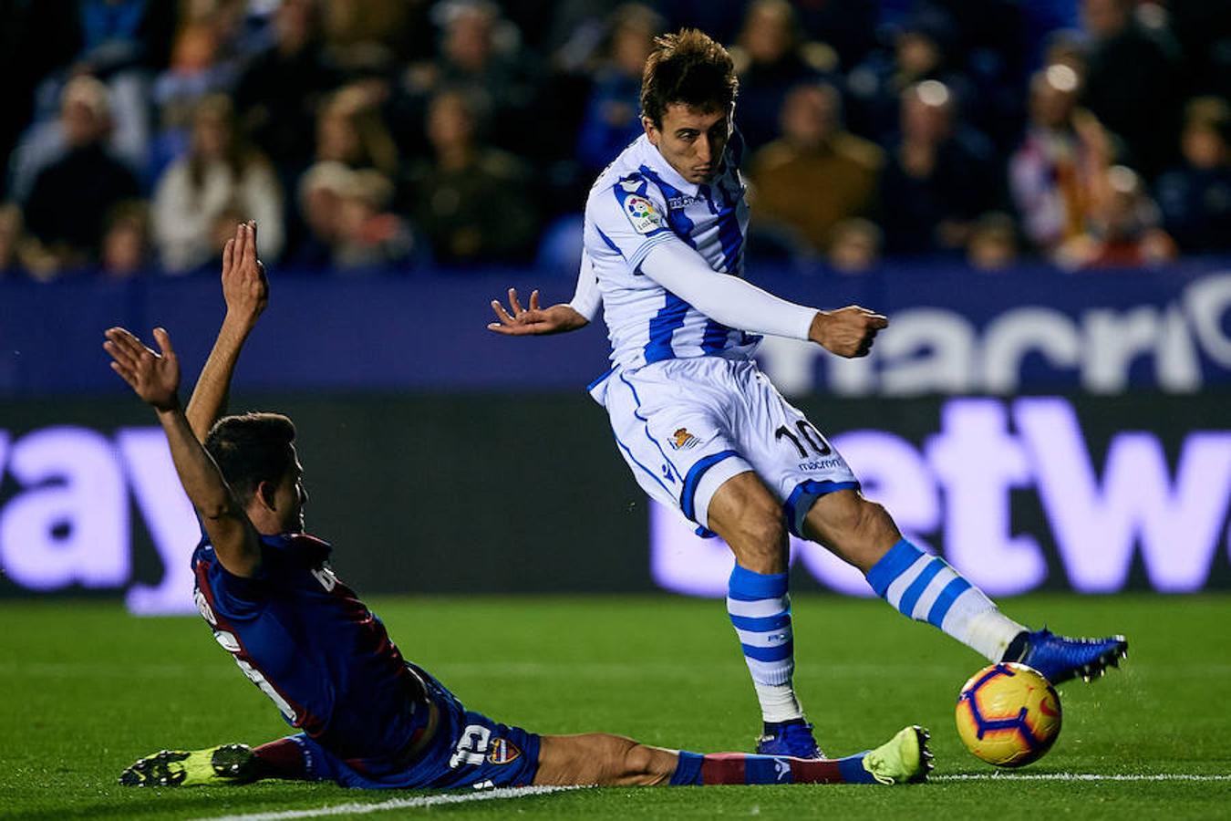 El equipo txuri-urdin juega en el campo del conjunto valencianista