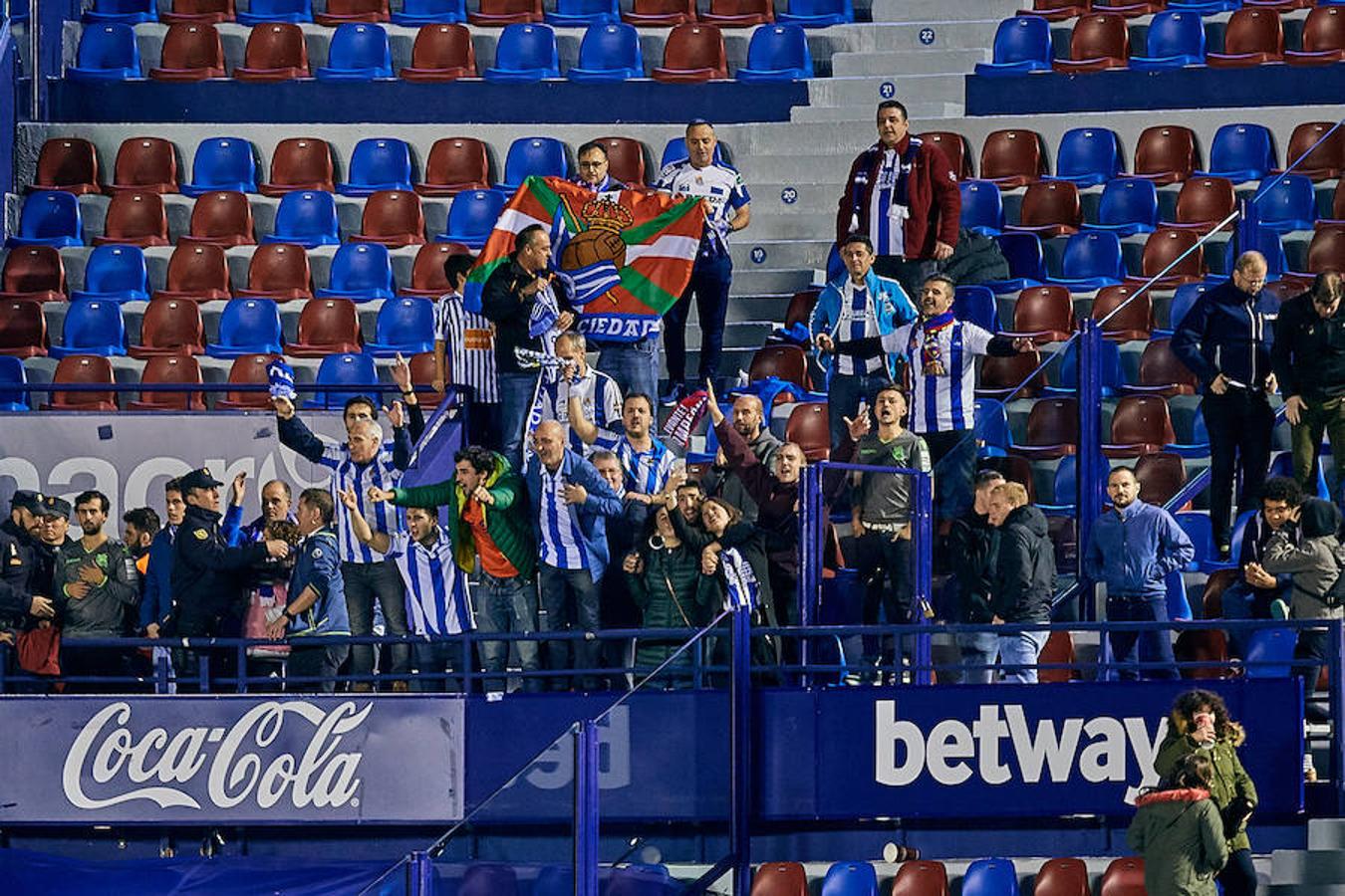 El equipo txuri-urdin juega en el campo del conjunto valencianista
