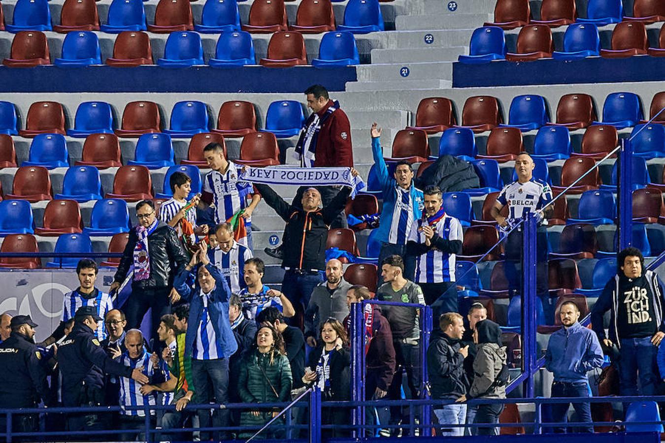 El equipo txuri-urdin juega en el campo del conjunto valencianista