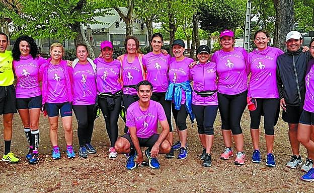 Varias de las mujeres del proyecto 'Corre en Rosa', antes de un entrenamiento.