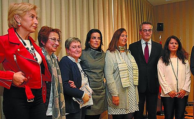 Begoña Elorza, Mari Carmen Hernández, Lucía Cristóbal, Marta Buesa, Maite Araluce, Gorka Angulo, Gloria Vázquez y José A. Romero. Jesús Loza, entre Ramiro González y Gorka Urtaran. Pili Zabala, Aintzane Ezenarro y Jonan Fernández