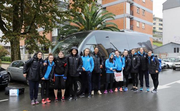 Las jugadoras del Bera Bera, momentos antes de partir hacia Hungría.