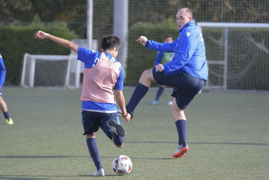 El equipo de la Real de la Liga Genuine lucen la equipación durante los entrenamientos. El buen humor y las ganas también acompañan a los jugadores. 