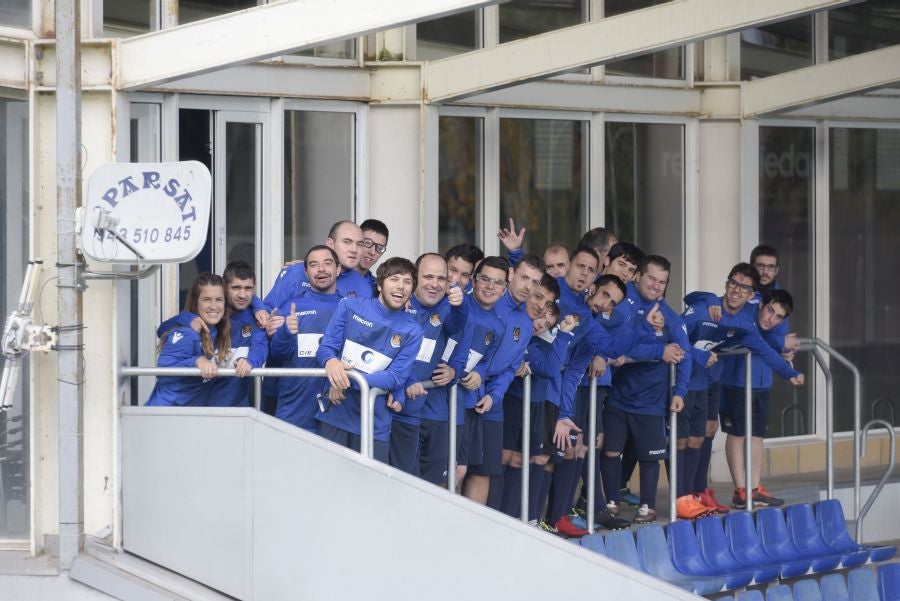El equipo de la Real de la Liga Genuine lucen la equipación durante los entrenamientos. El buen humor y las ganas también acompañan a los jugadores. 