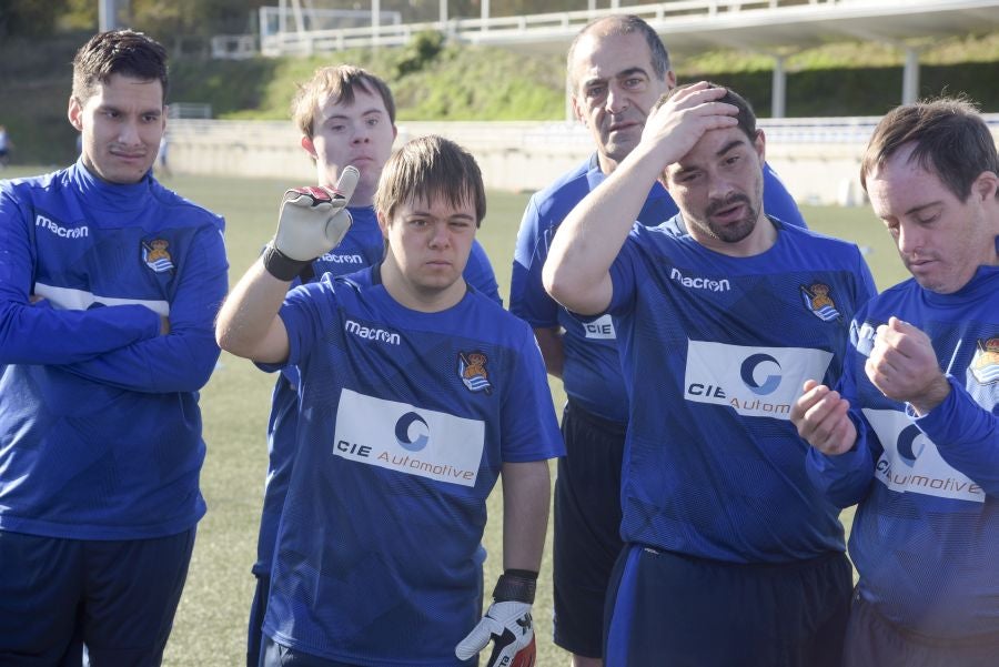 El equipo de la Real de la Liga Genuine lucen la equipación durante los entrenamientos. El buen humor y las ganas también acompañan a los jugadores. 