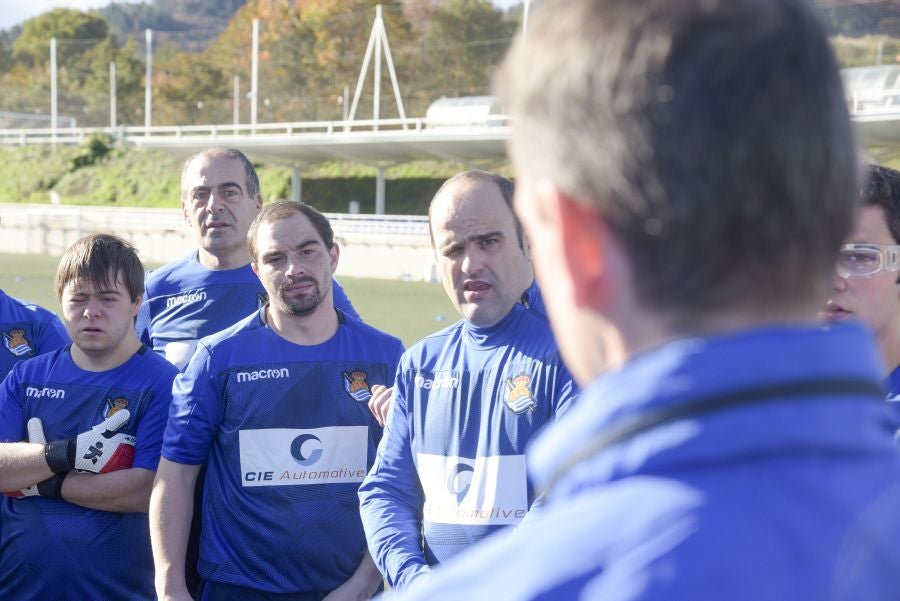 El equipo de la Real de la Liga Genuine lucen la equipación durante los entrenamientos. El buen humor y las ganas también acompañan a los jugadores. 