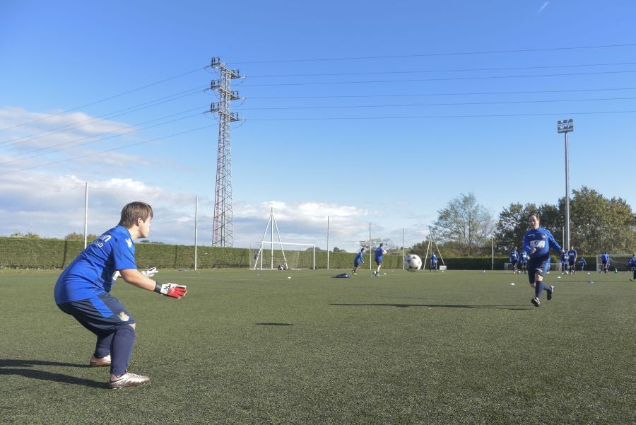El equipo de la Real de la Liga Genuine lucen la equipación durante los entrenamientos. El buen humor y las ganas también acompañan a los jugadores. 