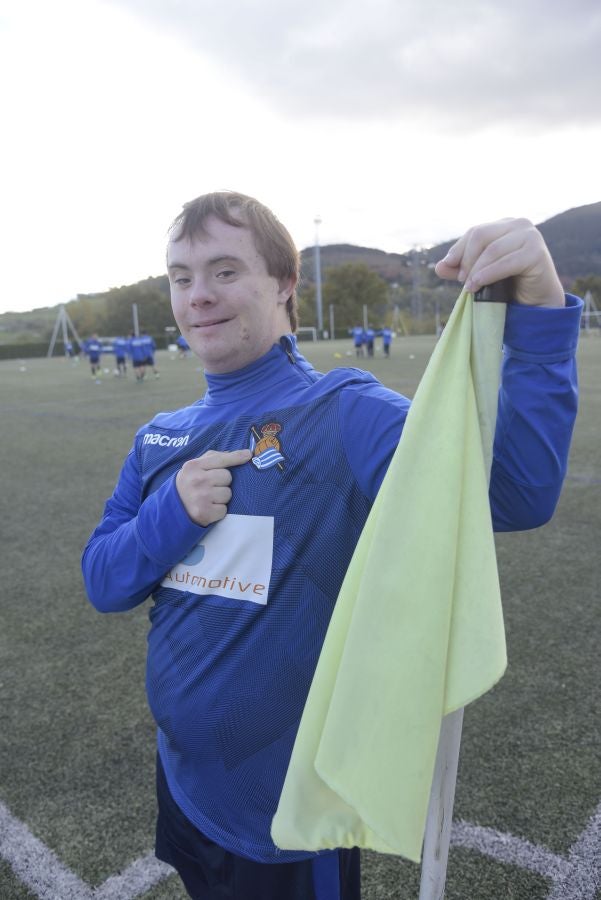 El equipo de la Real de la Liga Genuine lucen la equipación durante los entrenamientos. El buen humor y las ganas también acompañan a los jugadores. 