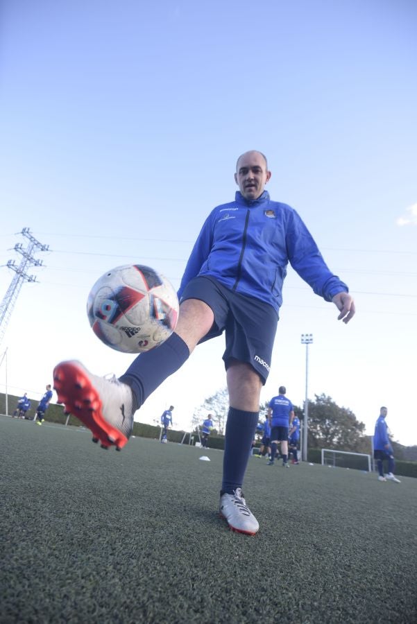 El equipo de la Real de la Liga Genuine lucen la equipación durante los entrenamientos. El buen humor y las ganas también acompañan a los jugadores. 