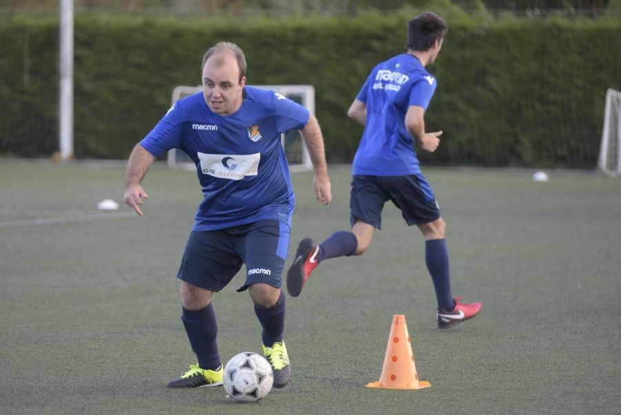El equipo de la Real de la Liga Genuine lucen la equipación durante los entrenamientos. El buen humor y las ganas también acompañan a los jugadores. 