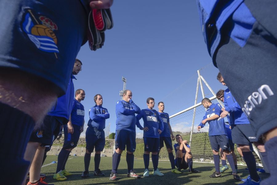El equipo de la Real de la Liga Genuine lucen la equipación durante los entrenamientos. El buen humor y las ganas también acompañan a los jugadores. 