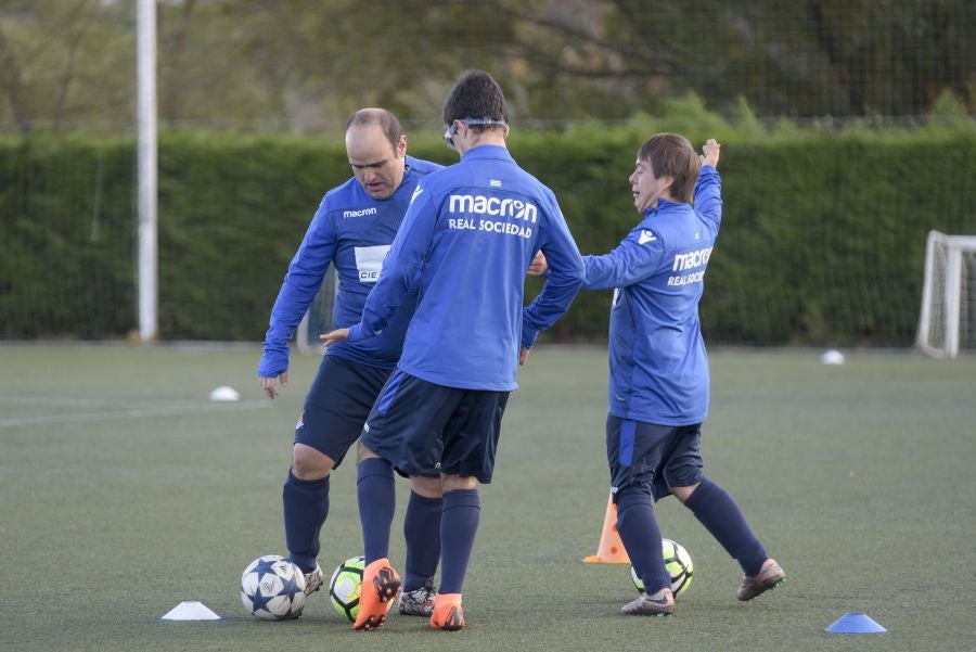 El equipo de la Real de la Liga Genuine lucen la equipación durante los entrenamientos. El buen humor y las ganas también acompañan a los jugadores. 