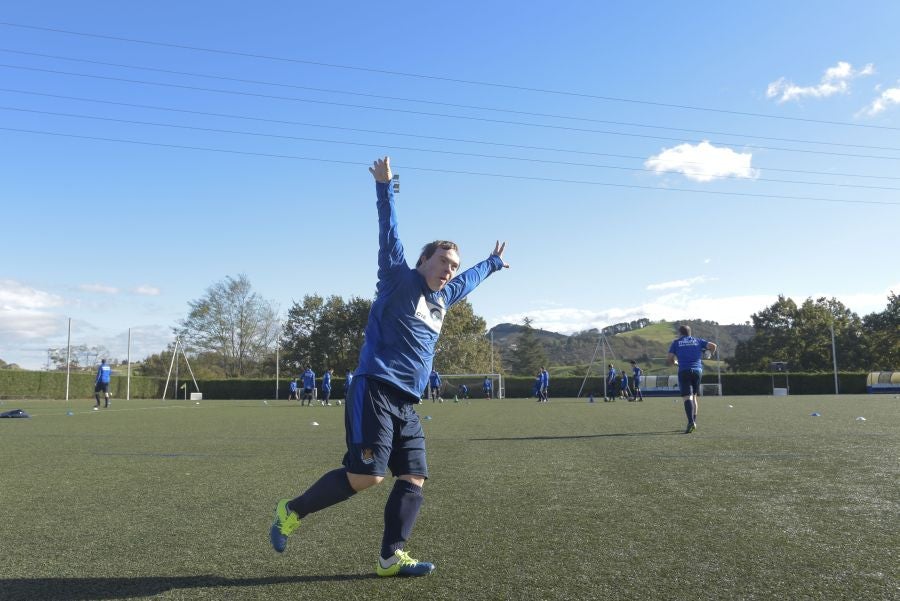 El equipo de la Real de la Liga Genuine lucen la equipación durante los entrenamientos. El buen humor y las ganas también acompañan a los jugadores. 