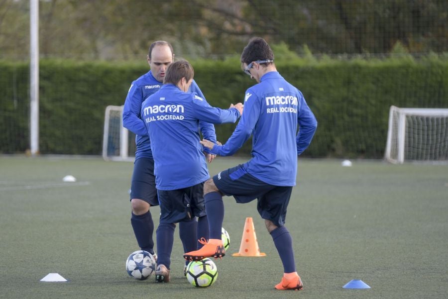 El equipo de la Real de la Liga Genuine lucen la equipación durante los entrenamientos. El buen humor y las ganas también acompañan a los jugadores. 