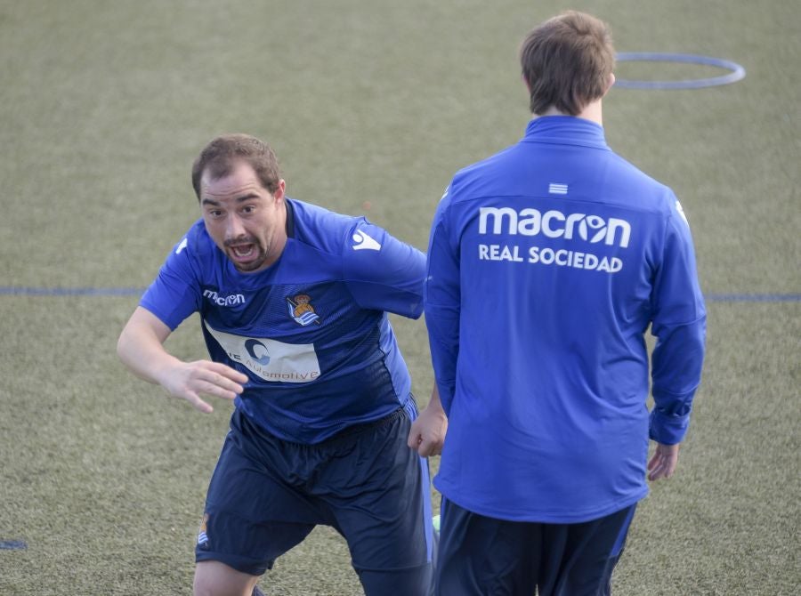 El equipo de la Real de la Liga Genuine lucen la equipación durante los entrenamientos. El buen humor y las ganas también acompañan a los jugadores. 