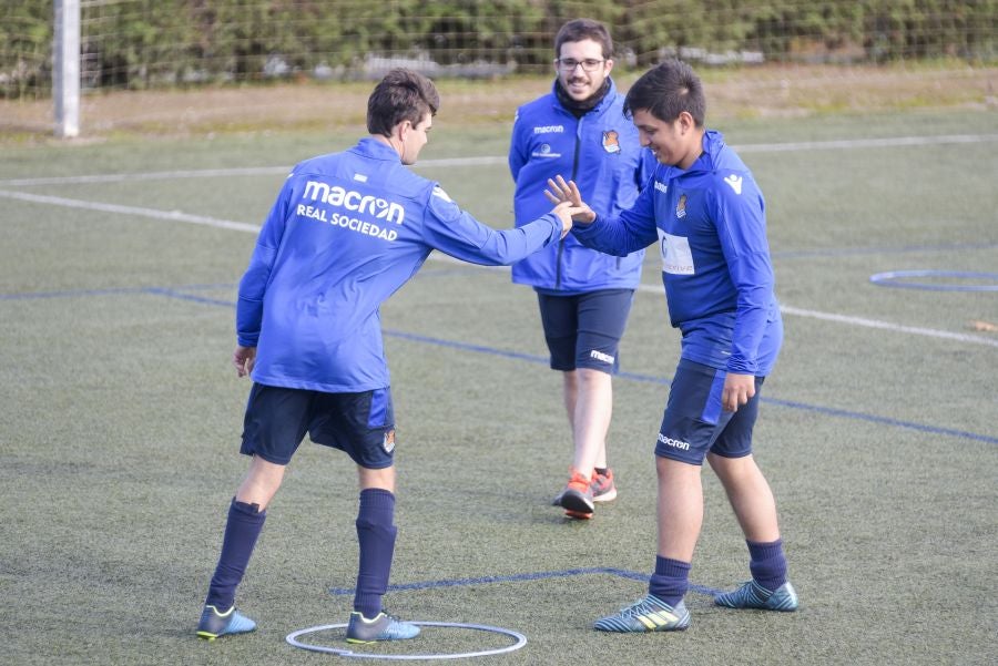 El equipo de la Real de la Liga Genuine lucen la equipación durante los entrenamientos. El buen humor y las ganas también acompañan a los jugadores. 