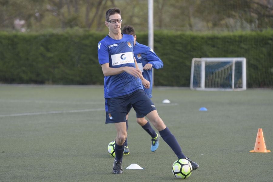 El equipo de la Real de la Liga Genuine lucen la equipación durante los entrenamientos. El buen humor y las ganas también acompañan a los jugadores. 