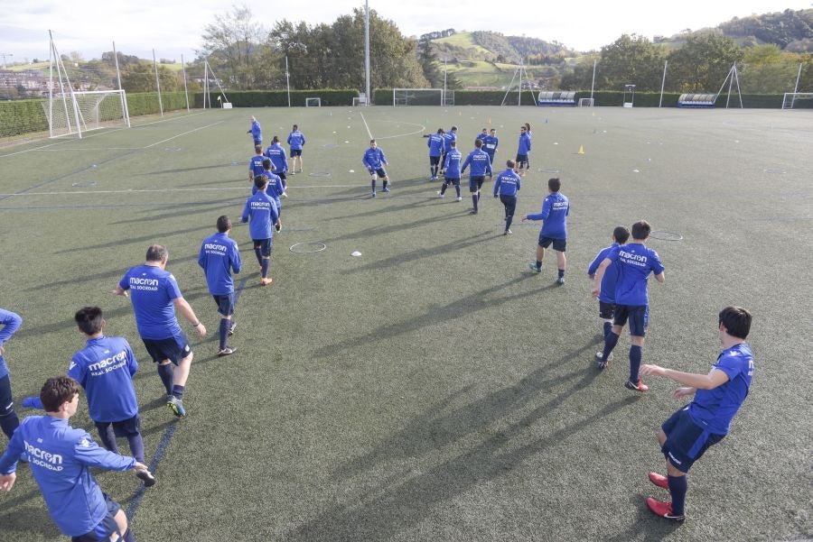 El equipo de la Real de la Liga Genuine lucen la equipación durante los entrenamientos. El buen humor y las ganas también acompañan a los jugadores. 