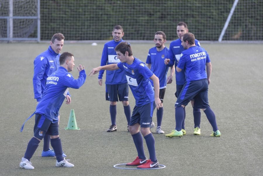 El equipo de la Real de la Liga Genuine lucen la equipación durante los entrenamientos. El buen humor y las ganas también acompañan a los jugadores. 