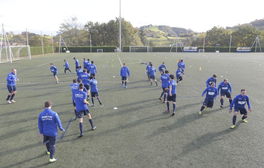El equipo de la Real de la Liga Genuine lucen la equipación durante los entrenamientos. El buen humor y las ganas también acompañan a los jugadores. 