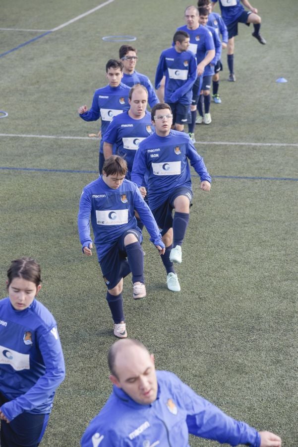 El equipo de la Real de la Liga Genuine lucen la equipación durante los entrenamientos. El buen humor y las ganas también acompañan a los jugadores. 