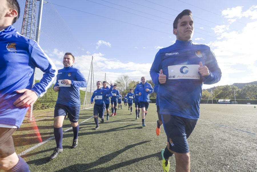 El equipo de la Real de la Liga Genuine lucen la equipación durante los entrenamientos. El buen humor y las ganas también acompañan a los jugadores. 