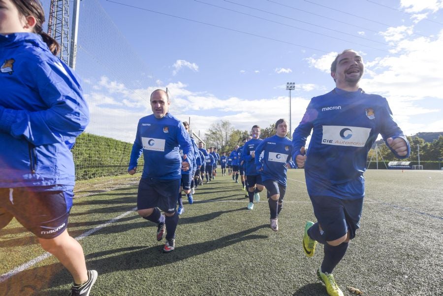 El equipo de la Real de la Liga Genuine lucen la equipación durante los entrenamientos. El buen humor y las ganas también acompañan a los jugadores. 