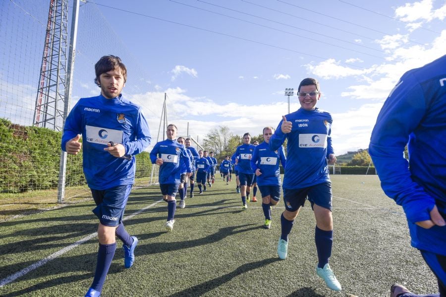 El equipo de la Real de la Liga Genuine lucen la equipación durante los entrenamientos. El buen humor y las ganas también acompañan a los jugadores. 