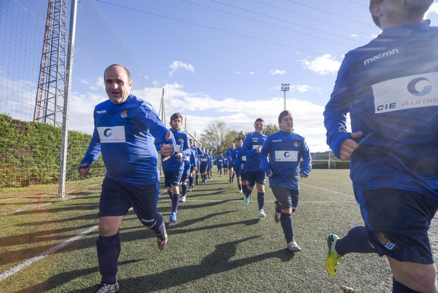 El equipo de la Real de la Liga Genuine lucen la equipación durante los entrenamientos. El buen humor y las ganas también acompañan a los jugadores. 