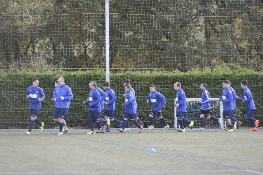 El equipo de la Real de la Liga Genuine lucen la equipación durante los entrenamientos. El buen humor y las ganas también acompañan a los jugadores. 