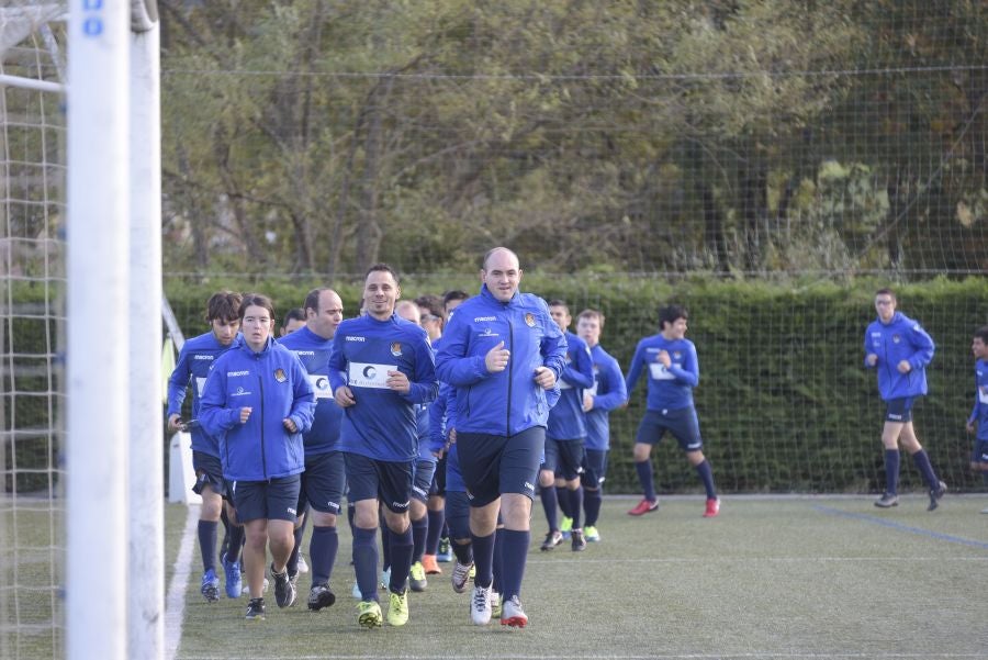 El equipo de la Real de la Liga Genuine lucen la equipación durante los entrenamientos. El buen humor y las ganas también acompañan a los jugadores. 