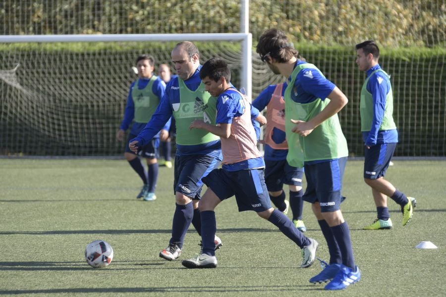 El equipo de la Real de la Liga Genuine lucen la equipación durante los entrenamientos. El buen humor y las ganas también acompañan a los jugadores. 