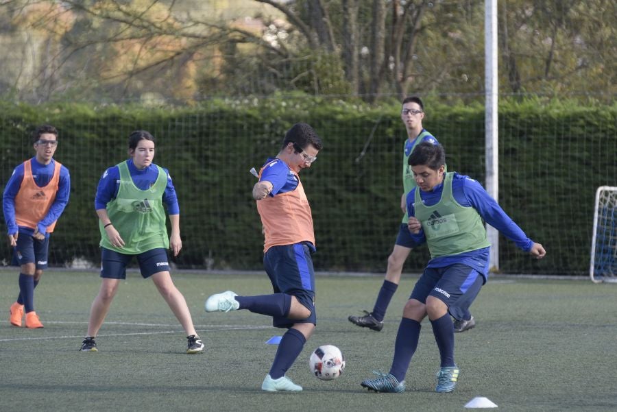 El equipo de la Real de la Liga Genuine lucen la equipación durante los entrenamientos. El buen humor y las ganas también acompañan a los jugadores. 
