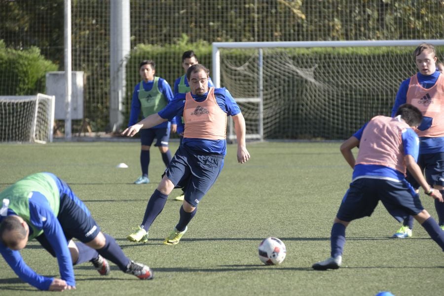 El equipo de la Real de la Liga Genuine lucen la equipación durante los entrenamientos. El buen humor y las ganas también acompañan a los jugadores. 