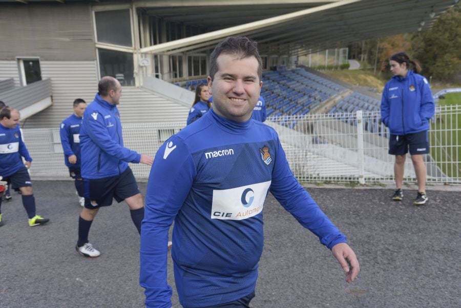 El equipo de la Real de la Liga Genuine lucen la equipación durante los entrenamientos. El buen humor y las ganas también acompañan a los jugadores. 