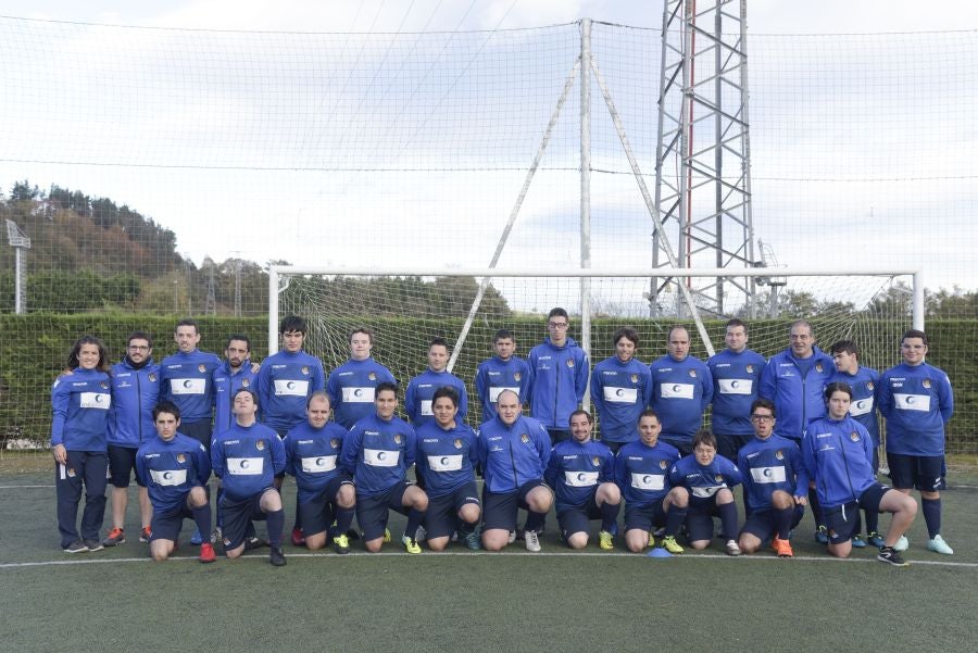 El equipo de la Real de la Liga Genuine lucen la equipación durante los entrenamientos. El buen humor y las ganas también acompañan a los jugadores. 