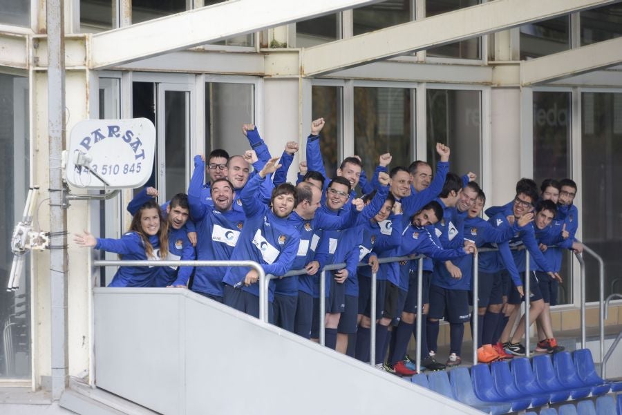 El equipo de la Real de la Liga Genuine lucen la equipación durante los entrenamientos. El buen humor y las ganas también acompañan a los jugadores. 