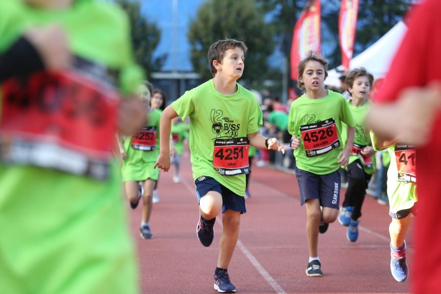 Los más pequeños han sido los protagonistas de este sábado al inaugurar la Behobia Txiki, y batir record de asistencia. 
