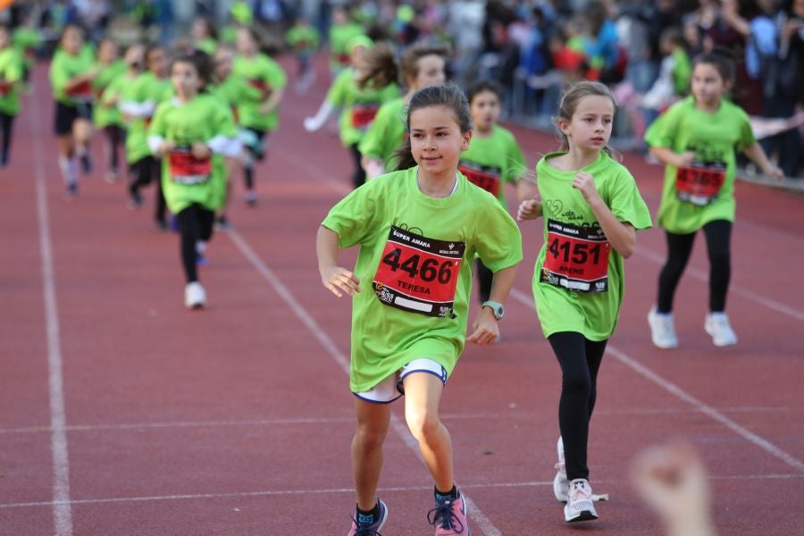 Los más pequeños han sido los protagonistas de este sábado al inaugurar la Behobia Txiki, y batir record de asistencia. 