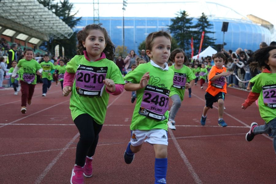 Los más pequeños han sido los protagonistas de este sábado al inaugurar la Behobia Txiki, y batir record de asistencia. 